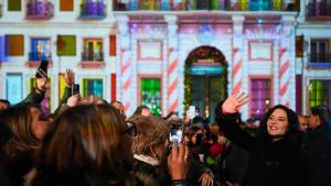 Un calendario de Adviento gigante toma vida en la fachada de este emblemático edificio