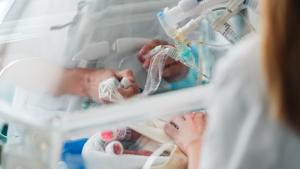 medicos atendiendo a un neonato