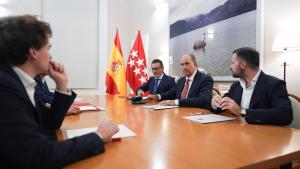 El consejero Miguel López Valverde con la startup francesa Mistral