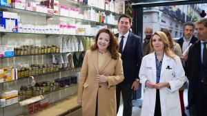 La consejera Fátima Matute durante la visita a una de las oficinas de farmacia 