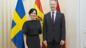 La presidenta Isabel Díaz Ayuso y el embajador de Suecia