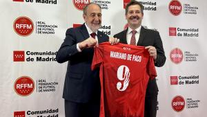 El consejero Mariano de Paco Serrano durante la visita a las instalaciones