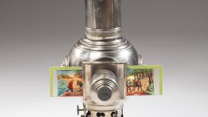 Especie de linterna con una cartulina decorada