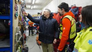 Carlos Novillo con miembros del GERA en el parque de bomberos de Navacerrada