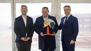 García Martín y Novillo supervisan la construcción del nuevo Parque regional de Bomberos en Villarejo de Salvanés Los consejeros Miguel Ángel García Martín y Carlos Novillo durante la visita a las obras de construcción