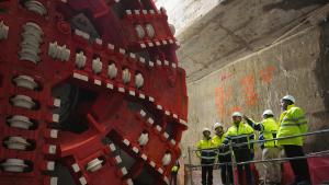 Rodrigo asiste a la unión de los dos frentes de excavación del túnel para la ampliación de la línea 11 de Metro El consejero Jorge Rodrigo durante su visita a las obras de ampliación de la línea 11 de Metro