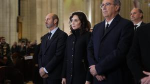 La presidenta Isabel Díaz Ayuso durante la misa funeral 