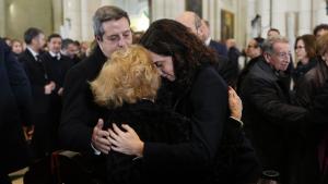 La presidenta Isabel Díaz Ayuso durante la misa funeral 