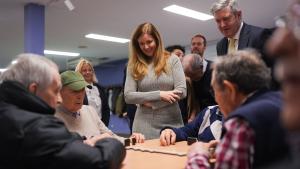 La Comunidad de Madrid potencia la red pública de centros de mayores donde cada día 8.500 personas participan en actividades que previenen la dependencia La consejera Dávila