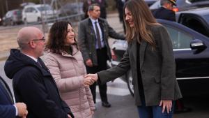 La presidenta Isabel Díaz Ayuso durante su visita al nuevo hospital