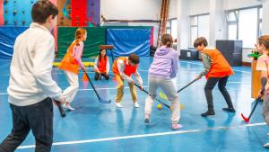 alumnos jugando deporte