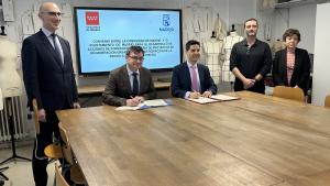 El consejero Emilio Viciana durante la firma del convenio