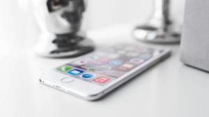 Imagen de un teléfono sobre una mesa blanca