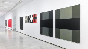 Vista de una sala de exposiciones diáfana con obras de arte abstractas y minimalistas