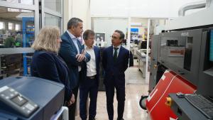 Rodrigo presenta la nueva imagen de las señales para dar la bienvenida a la región El consejero Jorge Rodrigo durante la presentación