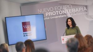 La presidenta Isabel Díaz Ayuso durante la visita a las obras