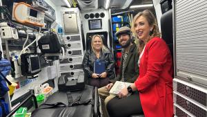 La directora de Enfermería del SUMMA 112, la impulsora del Club de Lectura y el escritor David Uclés, en el interior de una UVI móvil