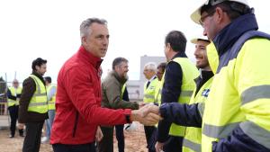 García Martín y Novillo visitan en Cobeña las obras de construcción del nuevo Parque de Bomberos Los consejeros Miguel Ángel García Martín y Carlos Novillo durante su visita al inicio de las obras