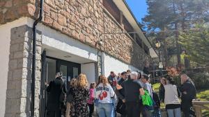 Entrada al auditorio del Albergue Juvenil Villa Castora en Cercedilla