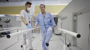 rehabilitación de un profesional sanitario a los pacientes