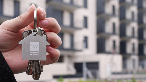 Mano sosteniendo un juego de llaves