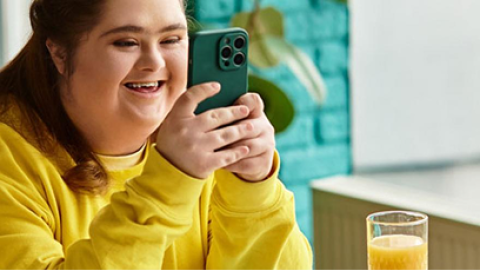 Persona con discapacidad manejando un móvil