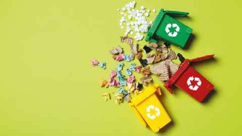 Imagen de tres contenedores de colores tumbados 