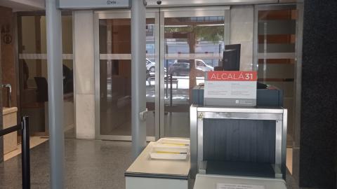 Interior de un espacio con un escáner y un arco de seguridad