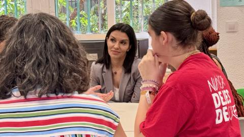 La consejera Mercedes Zarzalejo durante la visita con el equipo de mediación