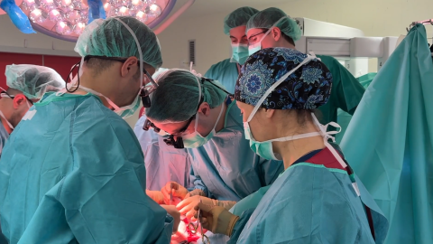 El Hospital público La Paz realiza la primera reconstrucción mamaria en España con tejido abdominal asistida por robot