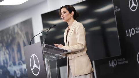 La presidenta Isabel Díaz Ayuso durante el 20º aniversario de Mercedes-Benz Group Services en Madrid