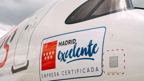 Avión de Iberia Express con el sello de Excelente de la Comunidad de Madrid