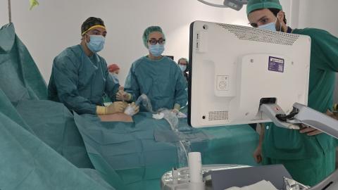 Dos obstetras durante una cirugía fetal en el Hospital 12 de Octubre