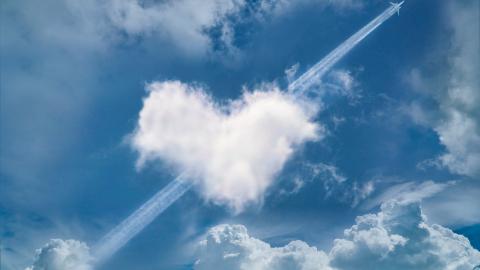 Nube en forma de corazón atravesada por la estela de un avión