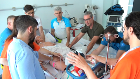 Grupo de sanitarios realizando prácticas a maniquí de simulación clínica