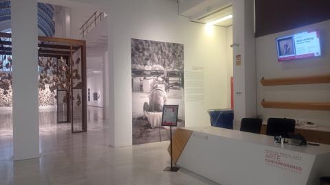 Vista de un mostrador de atención al visitante en un museo