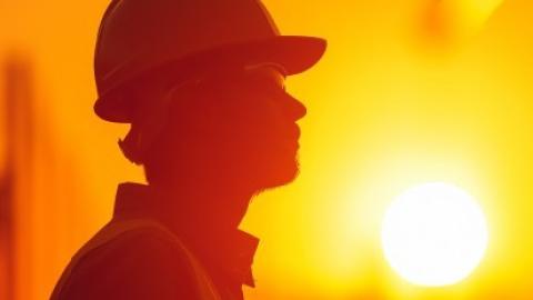 exposición al calor trabajador bajo el sol abrasador