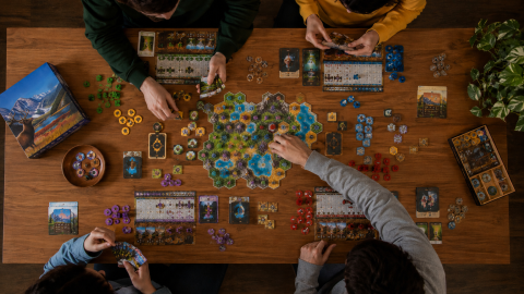 Personas jugando a juegos de mesa Personas jugando a juegos de mesa