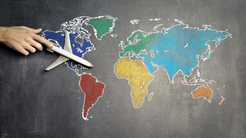 Avión sobre mapa mundi