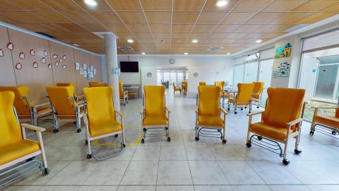 Sala de estar. Estancia amplia y luminosa con ventanas y sillones individuales con brazos y rueditas.