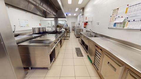 Cocina. Amplia cocina industrial de acero inoxidable.