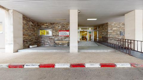 Acceso. Acceso a la residencia. Circulación vehicular, acera y acceso con escalones de frente y rampa a la derecha. El muro es con acabado de piedra y las puertas de cristal. Techado y plenamente accesible.
