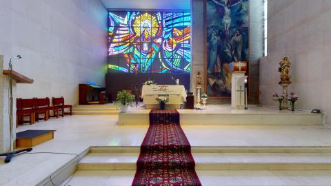 Capilla Capilla en piedra tipo mármol blanca en suelo y muros. Hay algunos escalones hacia el fondo. En el muro del fondo hay un vitral moderno muy colorido del lado izquierdo y del lado derecho una pintura de la crucificción de suelo a techo. Justo en frente del cuadro se ve el sagrario. En el muro de la izquierda al fondo se observa el órgano. Entre el sagrario y el órgano un poco más adelante, el altar. Para llegar al altar hay una alfombra roja. En el muro izquierdo se ver sillas anchas y el patíbulo.