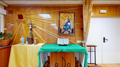 Capilla en madera con imágenes de Jesucristo. 