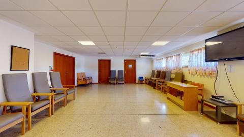 Sala de estar. Sala de estar con televisor. Bien iluminada y espaciosa.