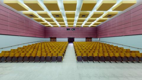 Salón de actos. Auditorio con isóptica, aislamiento en los muros, sonido y al menos 280 butacas. Al frente hay zona libre para acomodar sillas de rueda. Plenamente accesible.