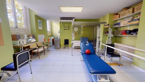 Sala en verde bien iluminada con estaciones para cada tipo de ejercicio.
