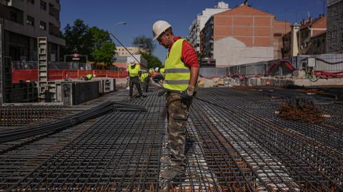 Trabajadores en las obras de ampliación de la Línea 11 de Metro
