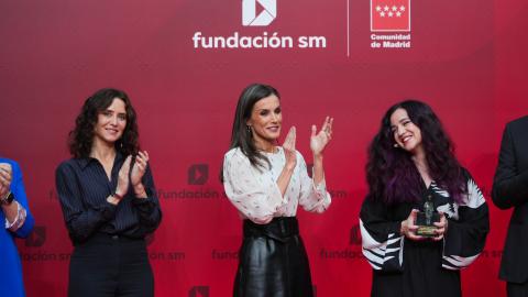 Su Majestad la Reina Doña Letizia y la presidenta Díaz Ayuso, en los Premios El Barco de Vapor y Gran Angular.