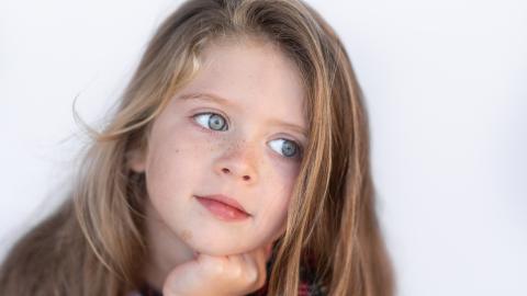 Niña mirando hacia un lado